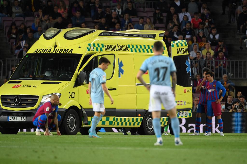 Momento en donde la ambulancia trasladaba a Ronald Araújo del Camp Nou.