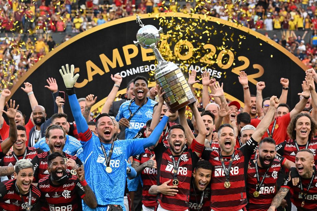 Jugadores del Flamengo en el momento que alzaban la Copa.