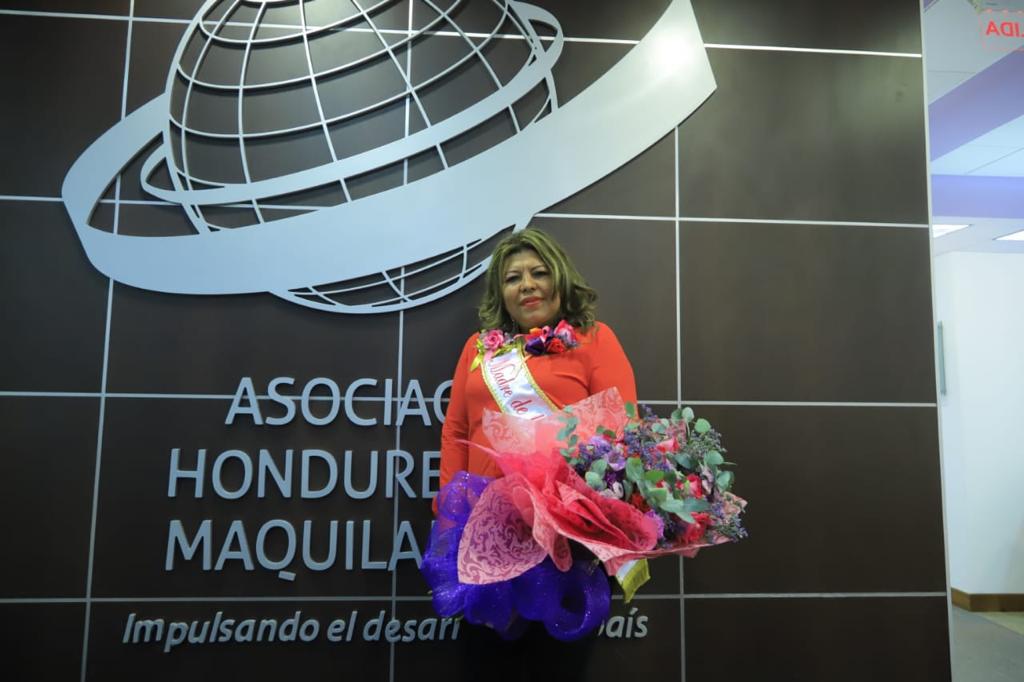 Angela Castro muy feliz de haber sido agasajada por la Asociación Hondureña de Maquiladores.