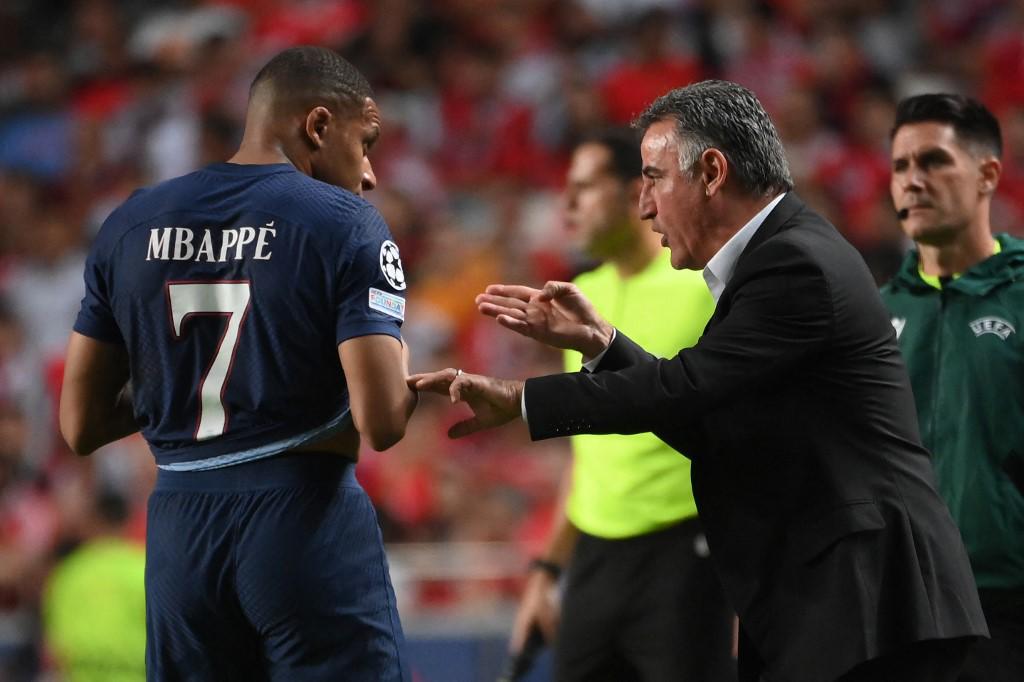El entrenador Christophe Galtier del PSG ha puesto a Mbappé como centrodelantero y esa decisión ha molestado al crack galo.