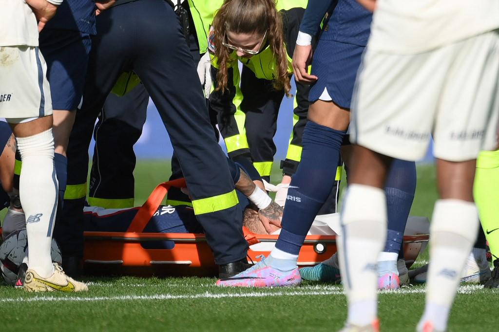 Neymar sufrió una lesión en el tobillo y fue retirado en camilla en el partido ante el Lille.