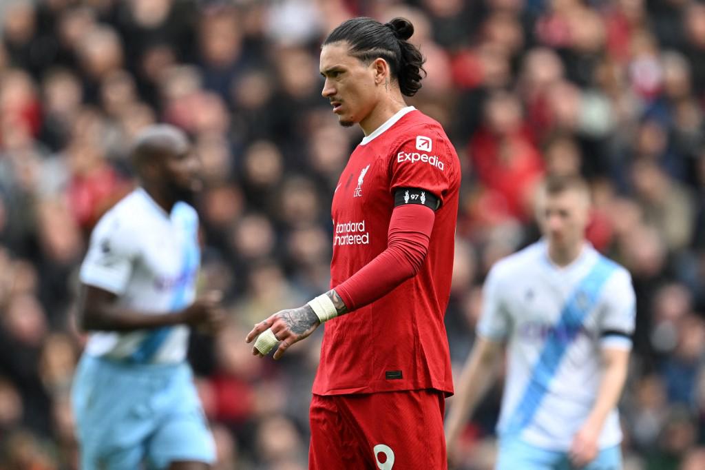 Liverpool sufre impensada derrota y se cuelga de la lucha por el título