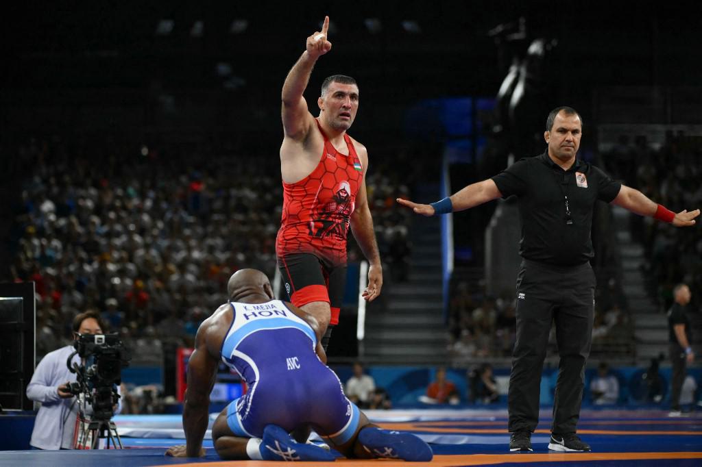 Momento donde el uzbeko Rustam Assakalov era proclamado como el ganador ante el lamento de Kevin Mejí.