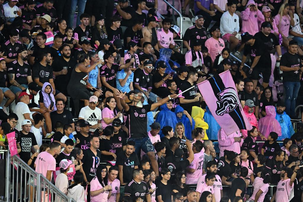 Lindo ambiente en el DRV PNK Stadium por la presentación de Messi con el Inter Miami.