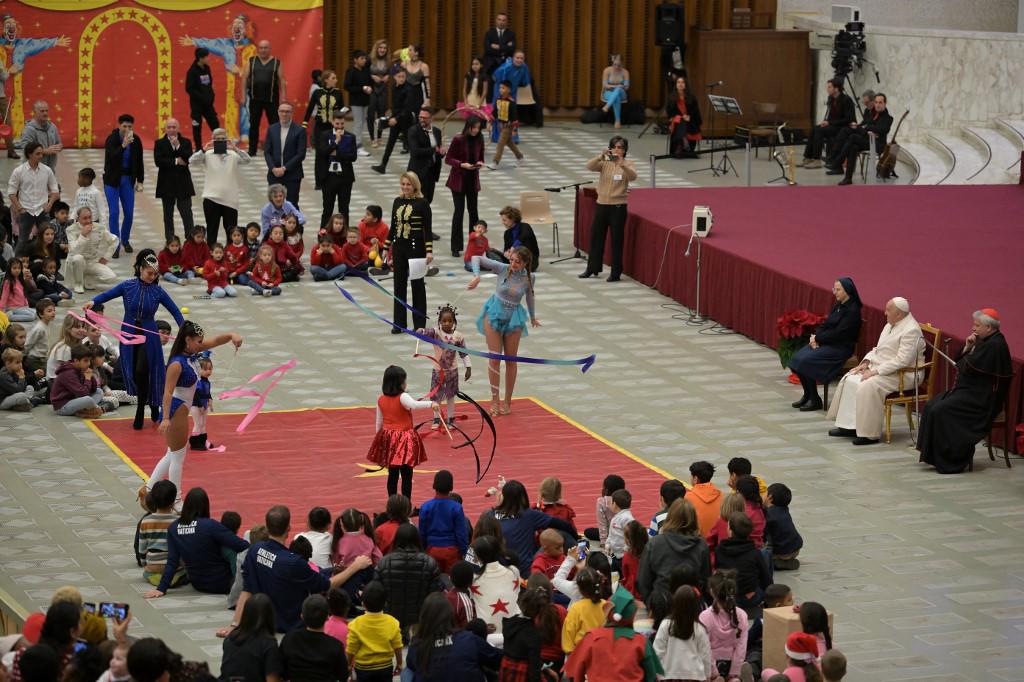 Aunque el papa ya ha vuelto a participar en actos públicos, como la veneración de la Inmaculada Concepción en el centro de Roma, y en una semana iniciará los ritos de la Navidad.
