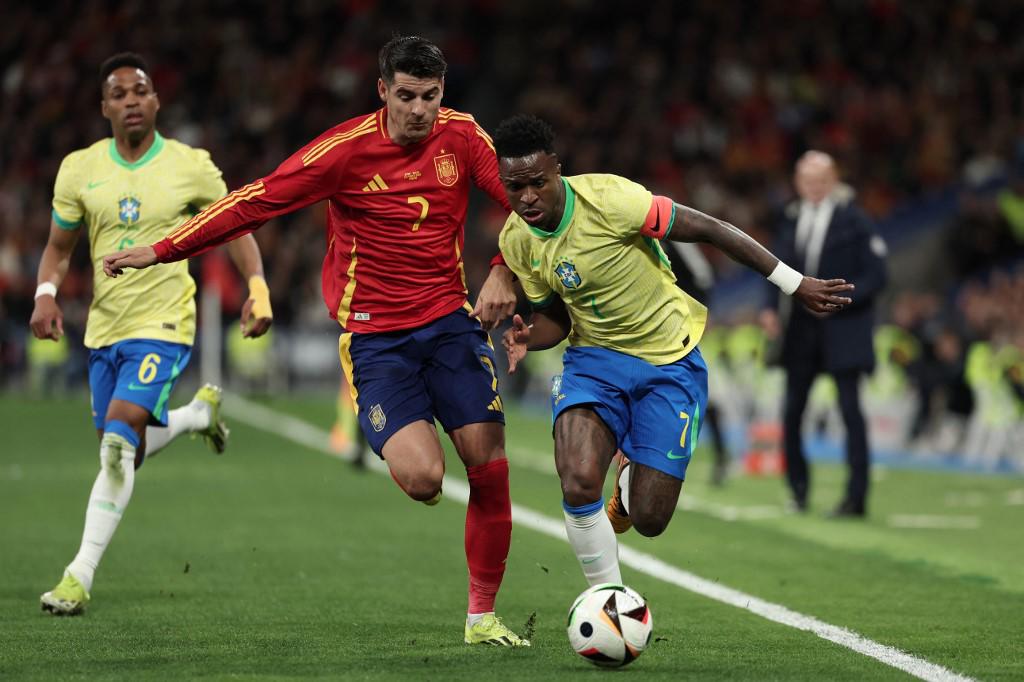 Vinicius recibe la marca del atacante Álvaro Morata durante el España vs Brasil.