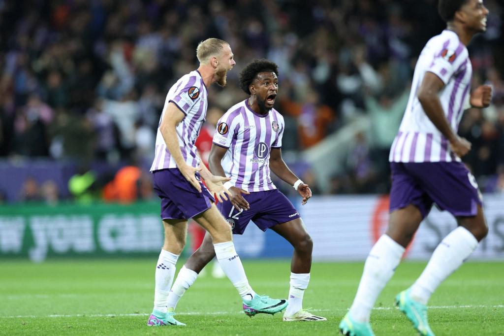 Jugadores del Toulouse celebrando uno de los tres goles marcados ante Liverpool.