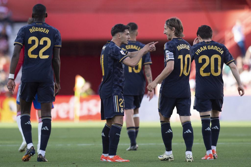 Brahim Díaz celebrando uno de sus dos goles con Luka Modric.