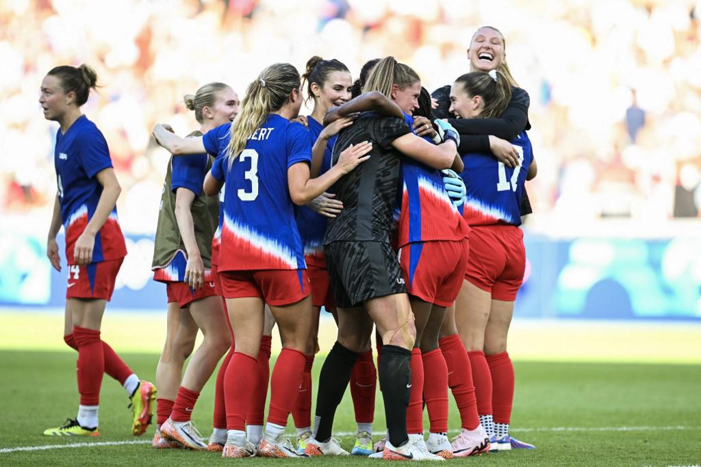 Las chicas de EUA celebraron el triunfo ante Brasil que les dio la medalla de oro en París 2024.