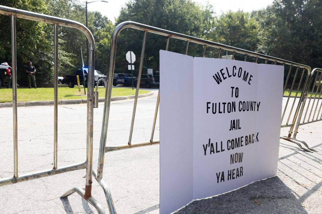 El 14 de agosto, un gran jurado designado por la fiscal los acusó de intentar ilegalmente obtener la anulación del resultado de las elecciones de 2020, ganadas en este estado clave por el actual presidente, el demócrata Joe Biden.