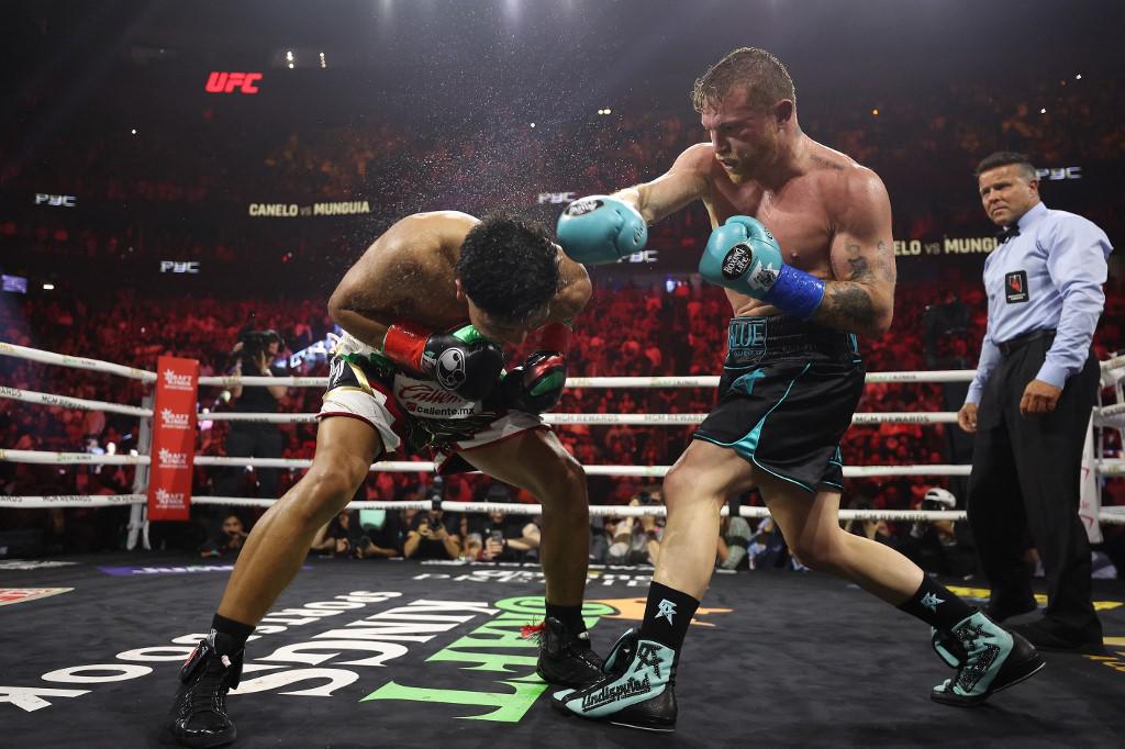 Canelo Álvarez vence a Munguía en pelea histórica y retiene sus campeonatos