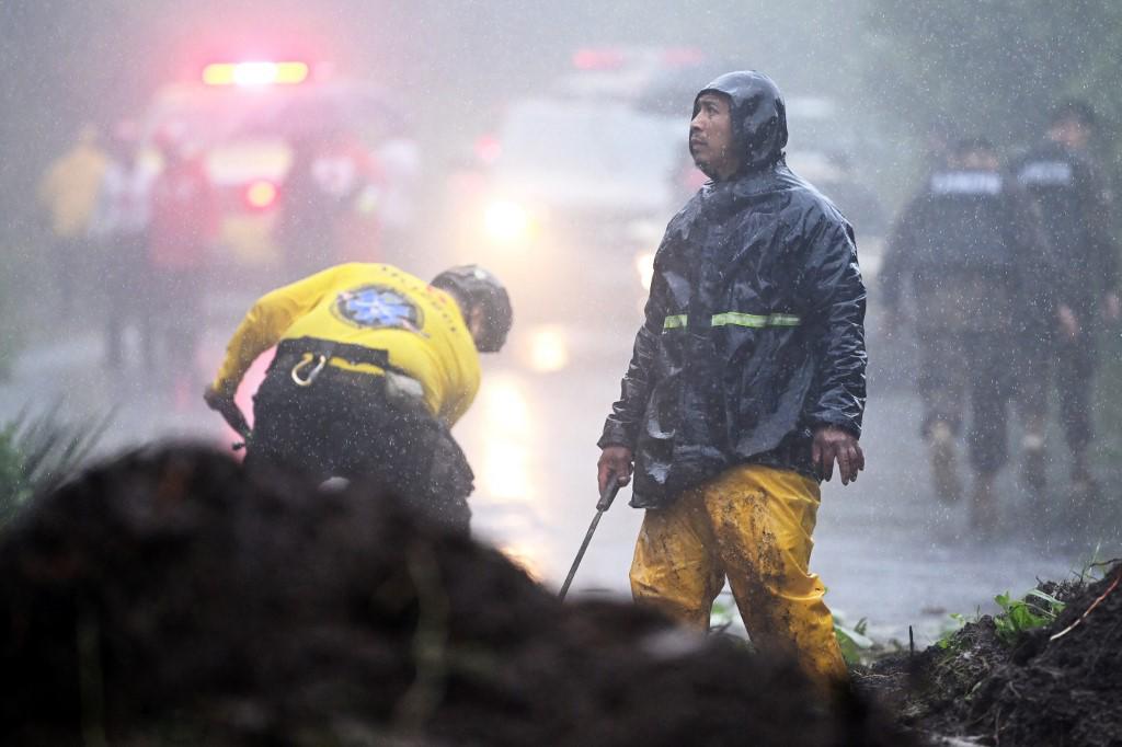 El Salvador confirma 10 muertes y más de 2 mil evacuados tras paso de Julia