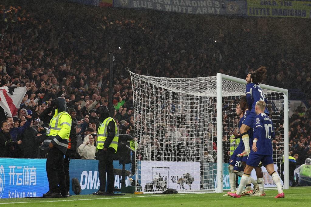 Cole Palmer celebrando con sus compañeros el gol al minuto 95.