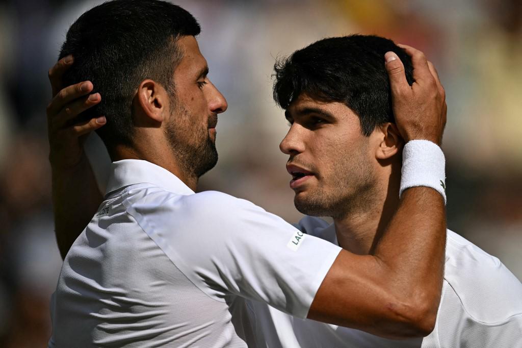 Alcaraz fue felicitado por Djokovic tras derrotarlo en la final de Wimbledon.