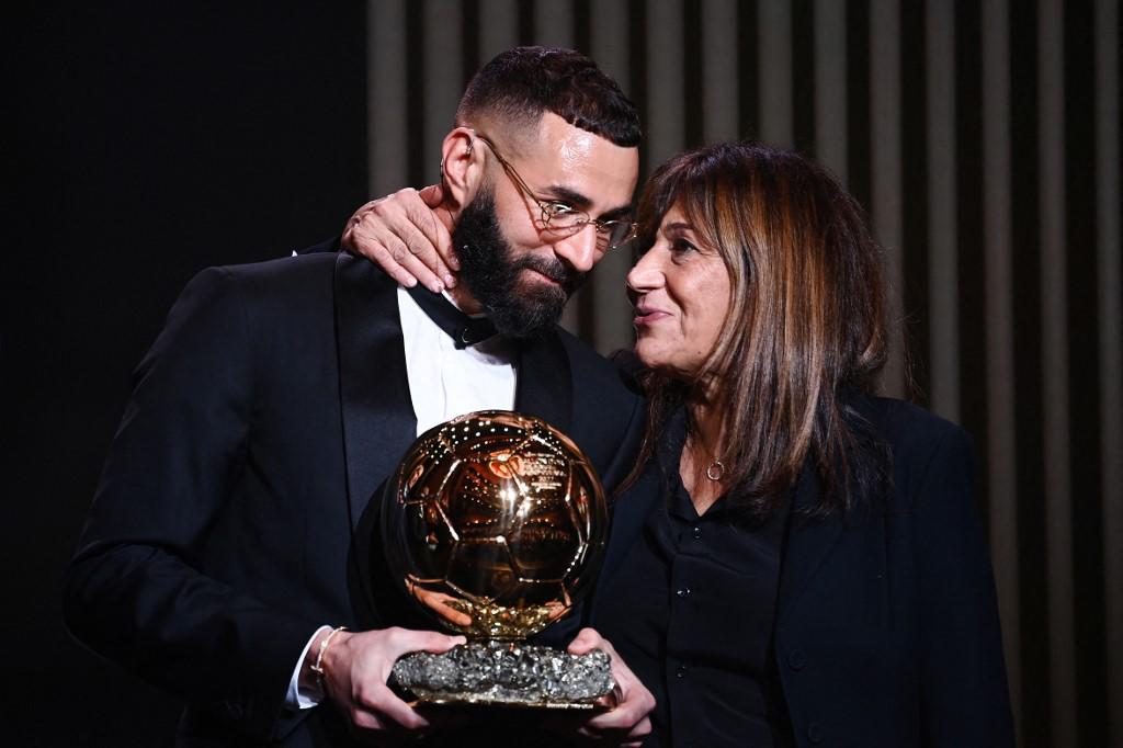 La madre de Benzema en el momento que felicitaba a su hijo.