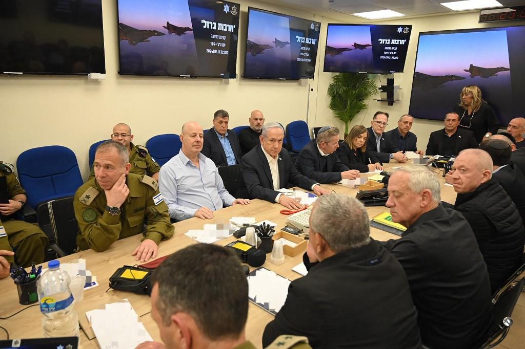 Primer Ministro de Israel, Benjamin Netanyahu (centro), durante una reunión del Gabinete de Guerra en Kirya, en Tel Aviv.
