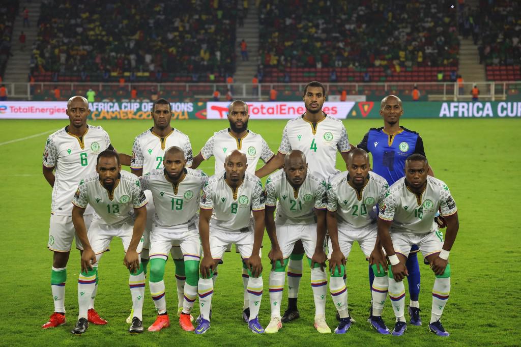 La selección de Comoras se enfrentó a Camerún con doce bajas y con un defensa jugando como portero titular.