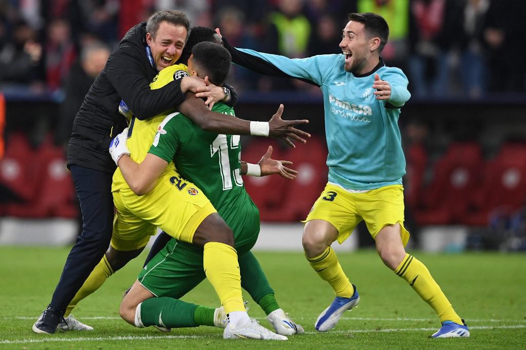La felicidad en la plantilla del Villarreal tras avanzar a semifinales. Foto AFP.