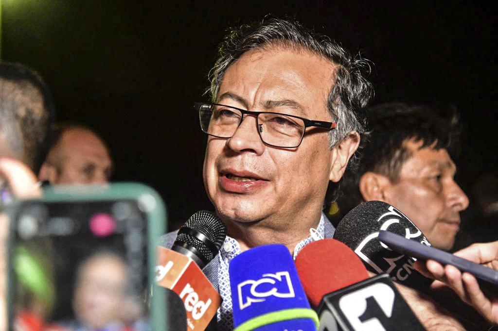 Petro desmiente versión de revista sobre dinero y asegura que buscan difamarlo