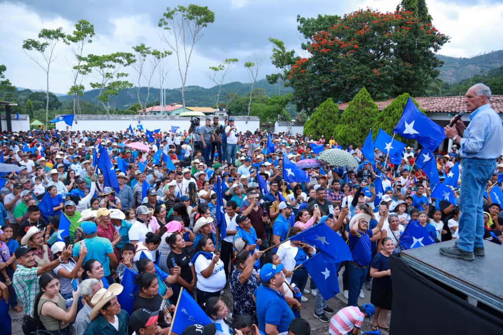 Tito Asfura promete un sistema de agua potable para Copán Ruinas