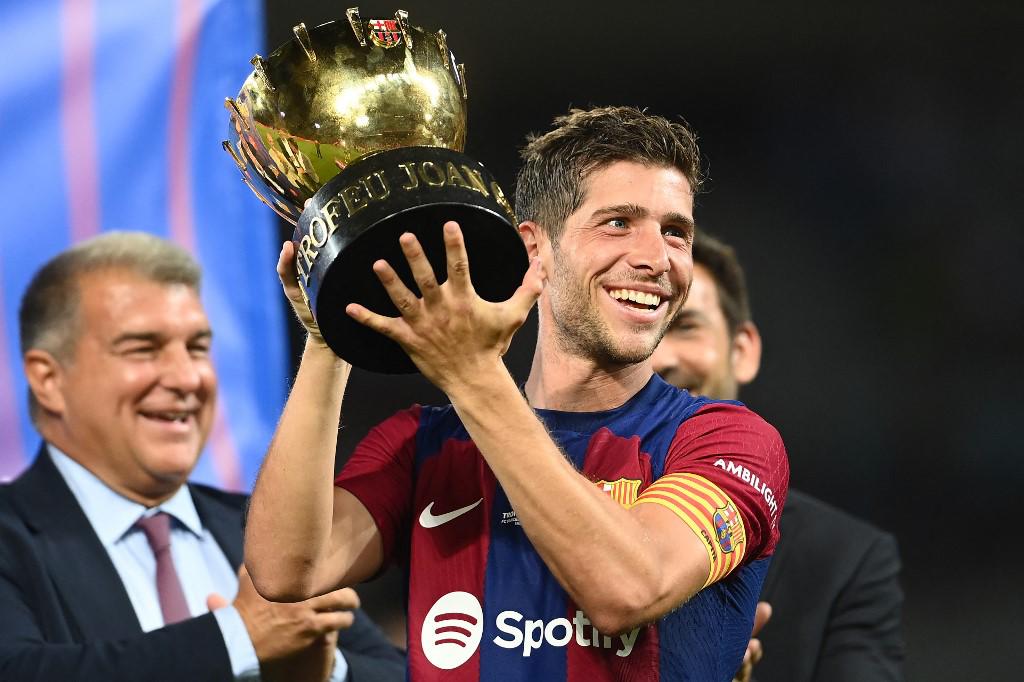 Sergi Roberto levantando el trofeo Joan Gamper.