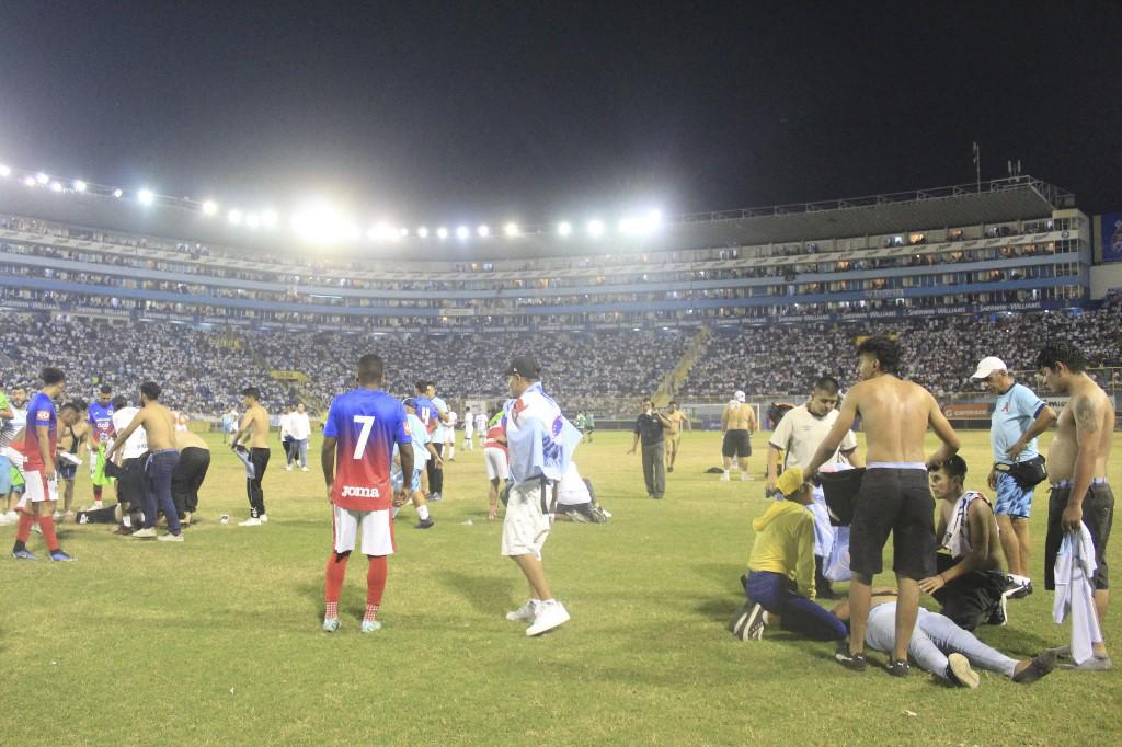 Aumentan número de muertos: El Salvador sufre su mayor tragedia deportiva