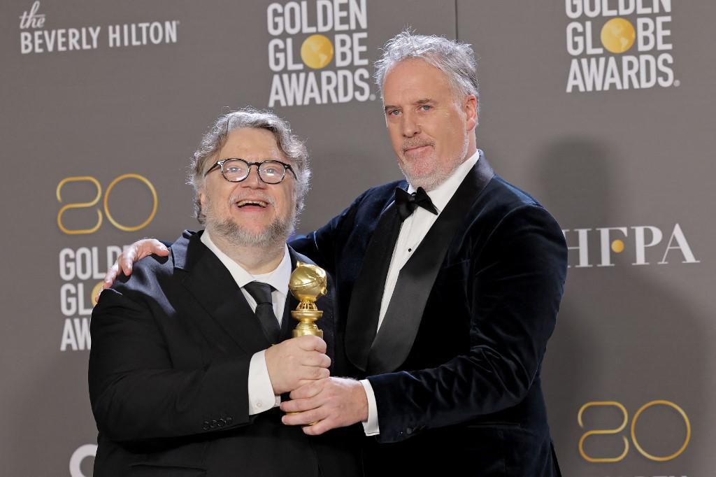 Guillermo del Toro y Mark Gustafson posan con el premio a la mjor cinta animada por Pinocho.