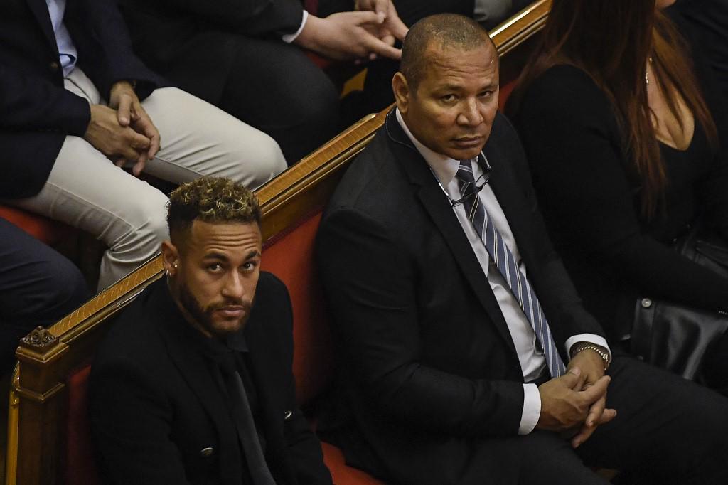 Neymar junto a su padre en el inicio del juicio.