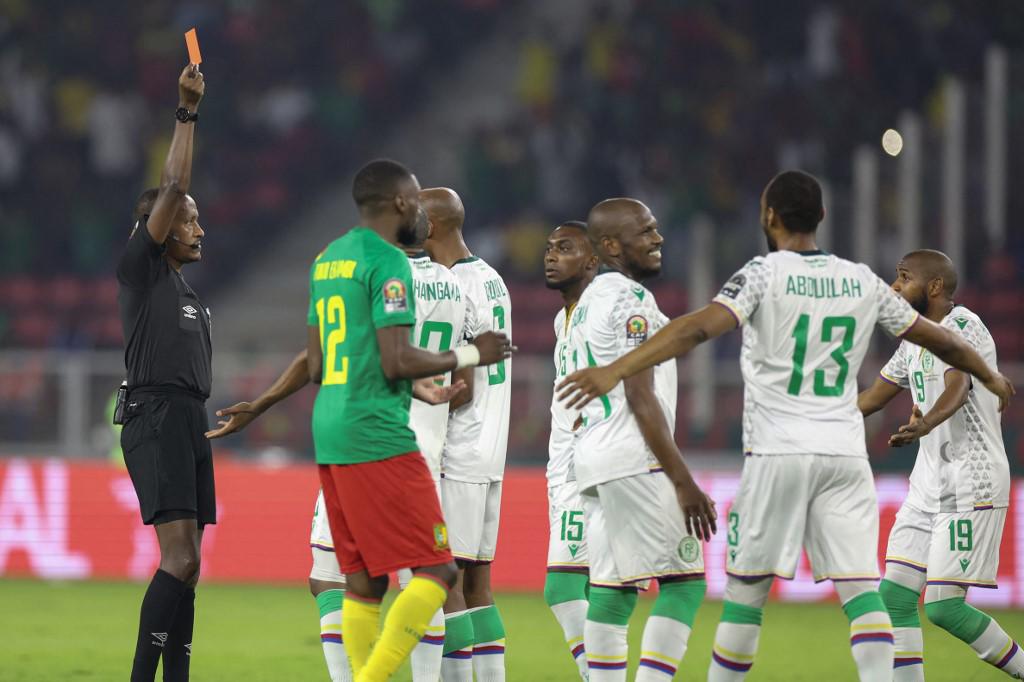 Jugador de campo como portero y 12 bajas: El increíble Camerún - Comoras en Copa Africana