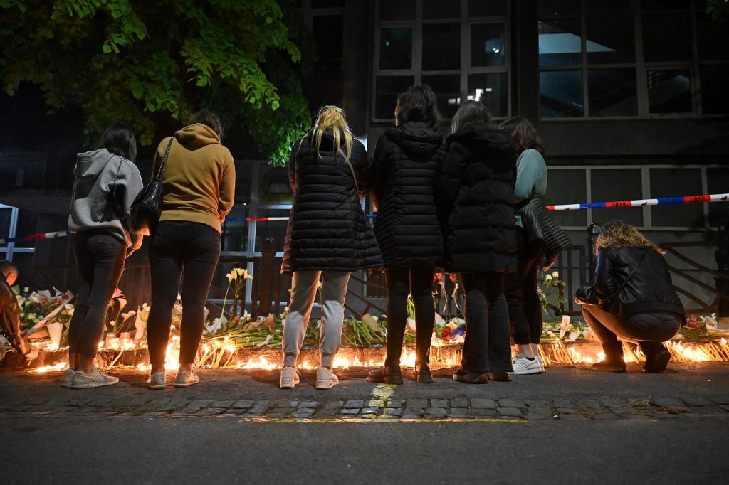 Dos niños y la maestra se encuentran gravemente heridos y sus vidas corren peligro, indicó la ministra de Salud.