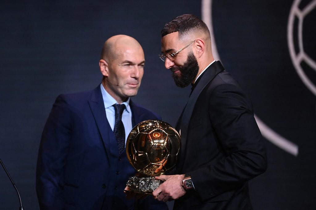 Zinedine Zidane le entregó el Balón de Oro a su compatriota Karim Benzema.