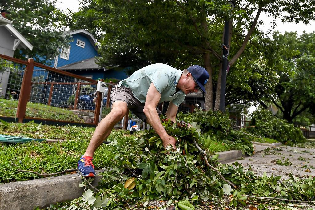 William Getschow, un vecino de Houston limpia su casa tras las tormentas del jueves.