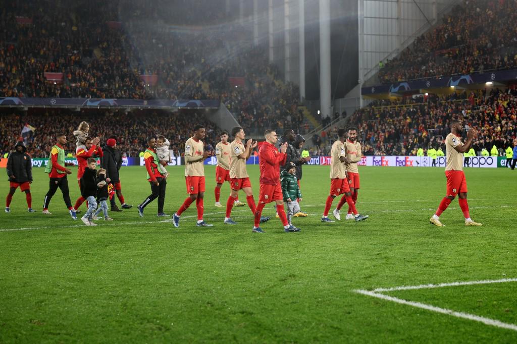 Plantilla del Lens celebró la victoria ante Sevilla que les dio el pase a la Europa League.