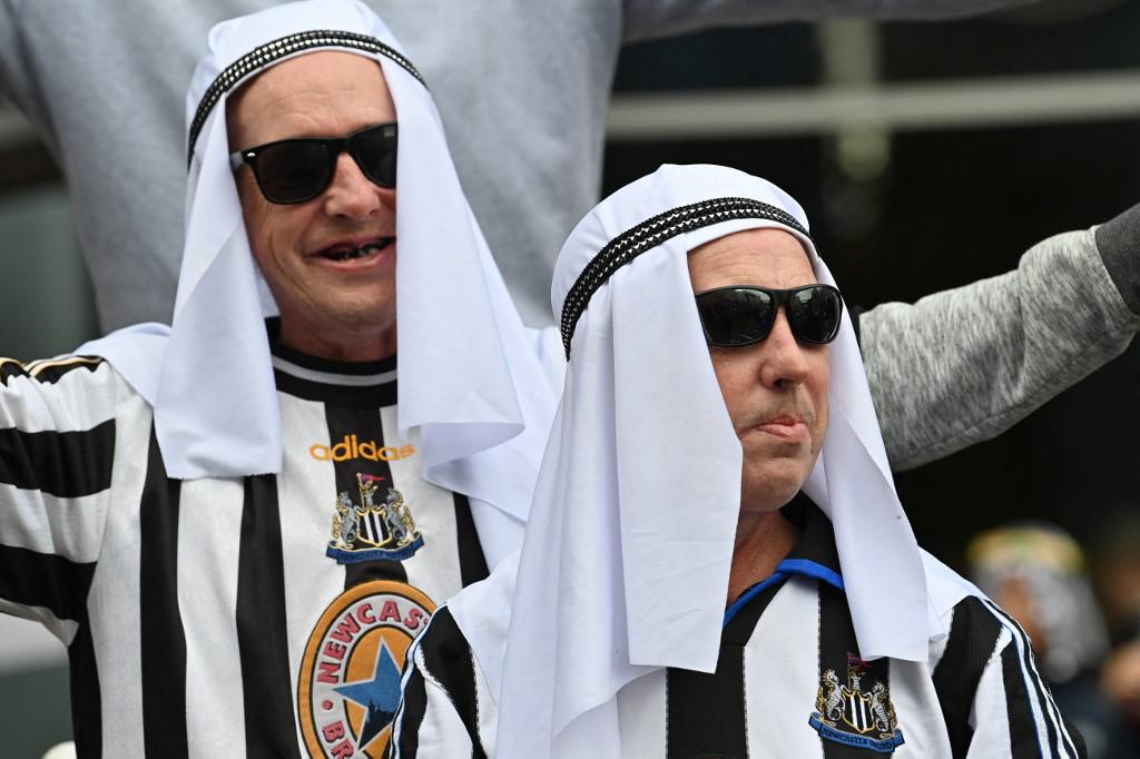 Newcastle le pide a sus aficionados que dejen de disfrazarse de árabes