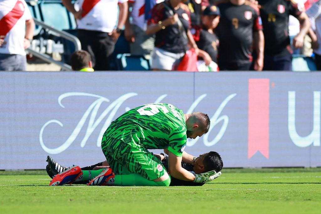 El portero Maxime Crepeau de Canadá fue el primero en brindarle al árbitro que se desmayó.