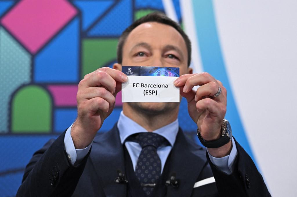 El exdefensor John Terry estuvo presente en el sorteo de octavos de final de la Champions League.