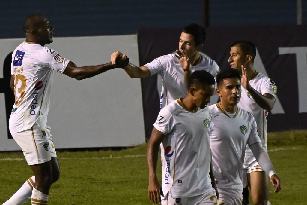 Jugadores del Comunicaciones celebrando uno de los dos goles que les dio la victoria ante Saprissa.
