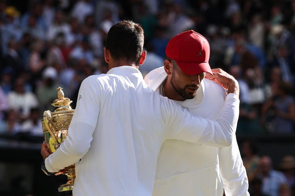 Novak Djokovic abrazando a su rival Nick Kyrgios en la final del Wimbledon 2022.