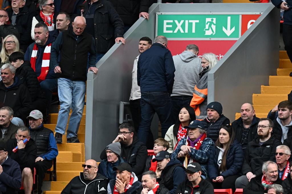 Aficionados del Liverpool tomaron la decisión de irse antes del pitazo final.