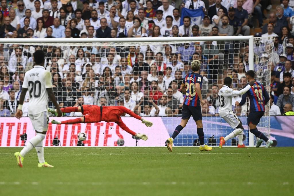 ¡El clásico es blanco! Real Madrid destroza al Barcelona y vuelve a la cima de la Liga de España