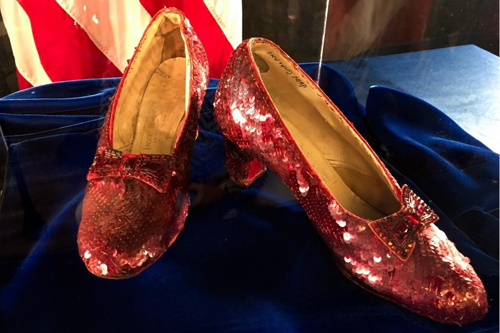 Los zapatos que utilizó Judy Garland están valorados en un millón de dólares.