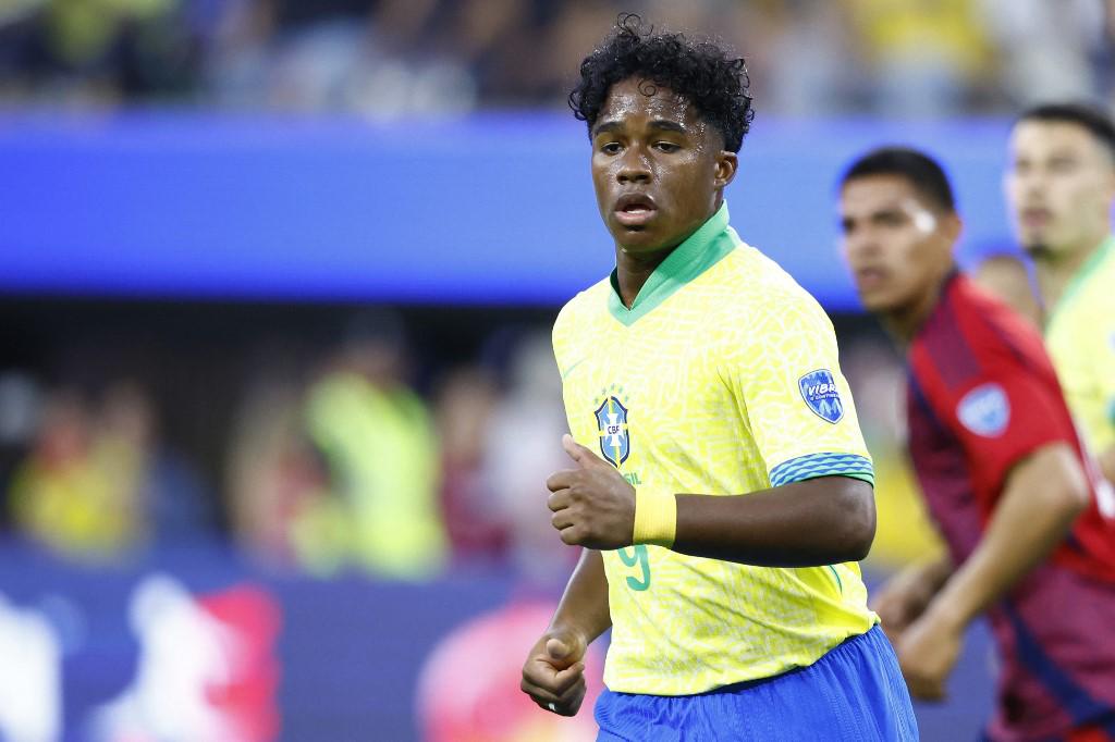 Endrick, que en julio próximo se incorporará al Real Madrid, se convirtió este lunes en el segundo futbolista brasileño más joven de la historia en jugar una Copa América, superando a Pelé, con 17 años y 339 días .