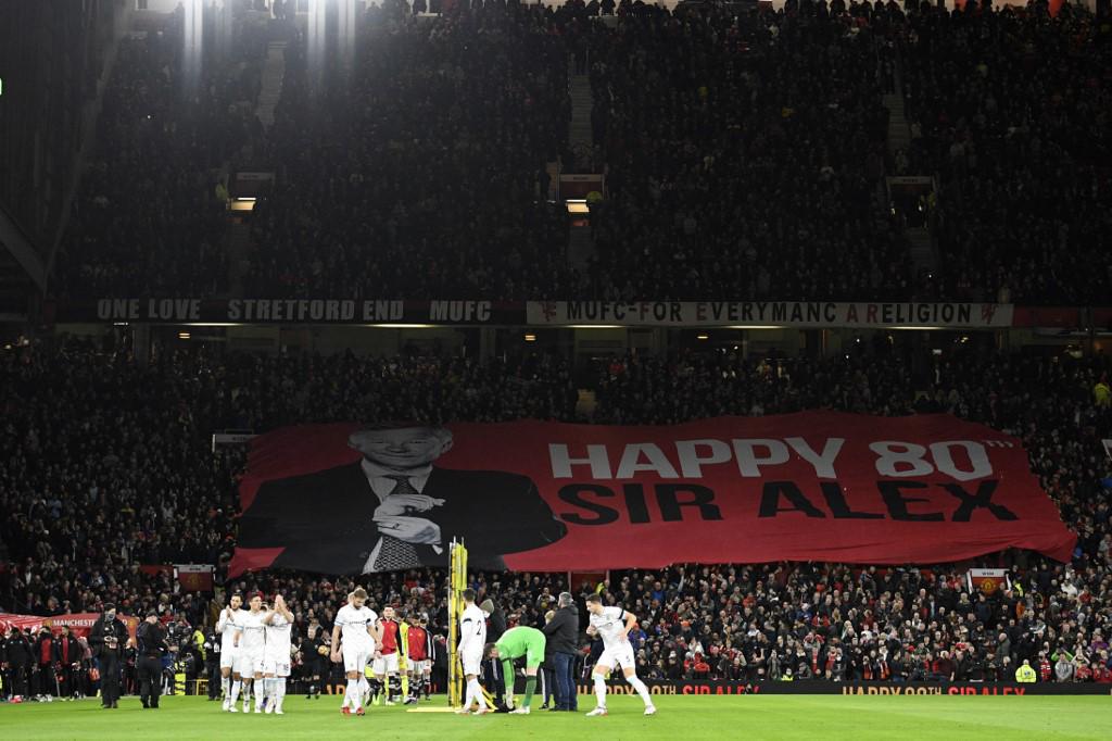 Sir Alex Fersuson arriba este 31 de diciembre a un año más de vida y la afición del Manchester United le rindió homenaje.