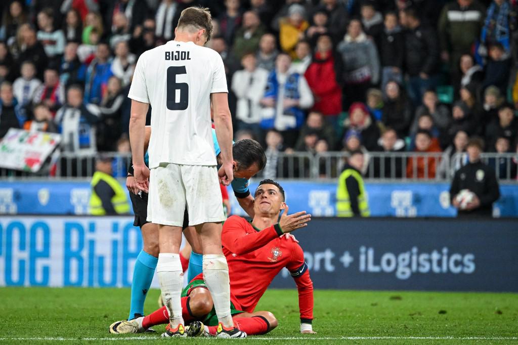 Cristiano Ronaldo le reclama al árbitro central por una falta durante el Portugal vs Esloveni.