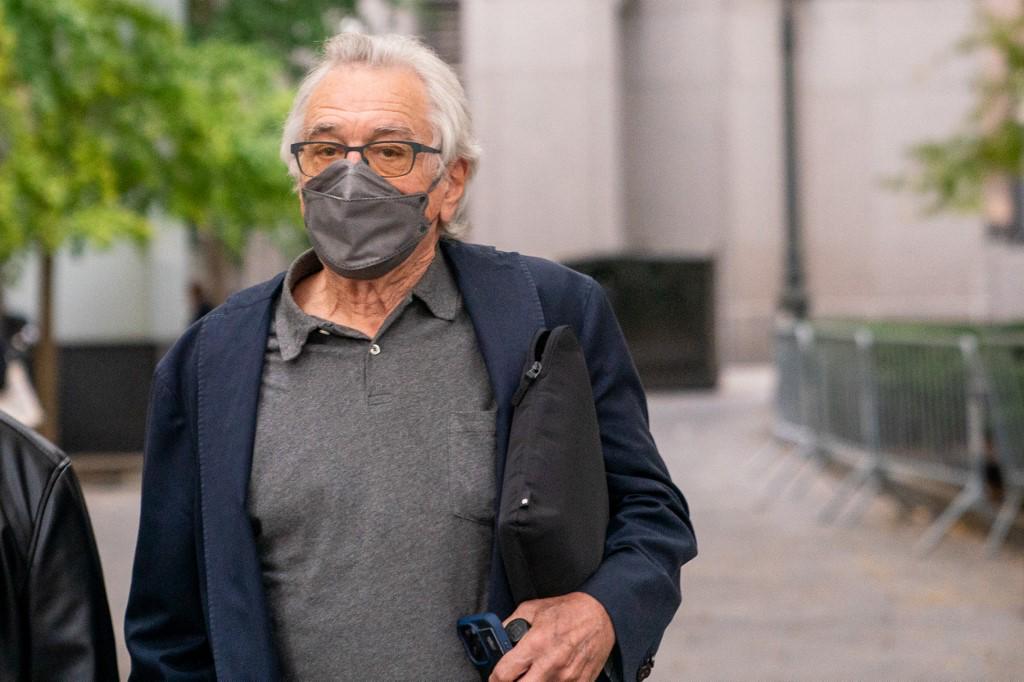 El actor Robert De Niro sale del tribunal federal el 30 de octubre en la ciudad de Nueva York.