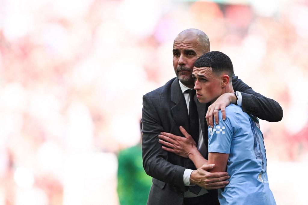 Pep Guardiola consolando a Foden tras perder el título.