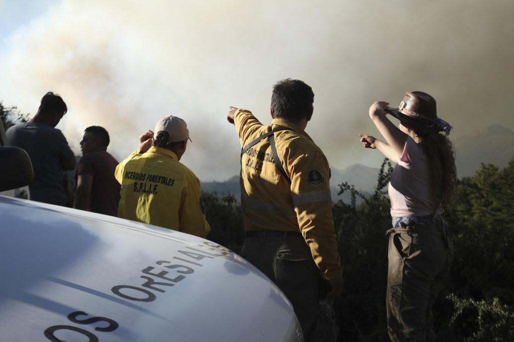 Voraces incendios arrasan bosques nativos en sur argentino