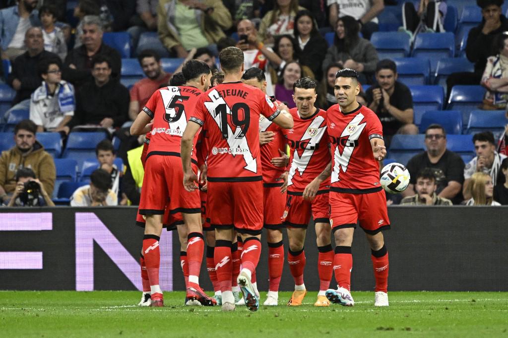 Jugadores del Rayo Vallecano celebrando el gol de su compañero Raúl De Tomás.