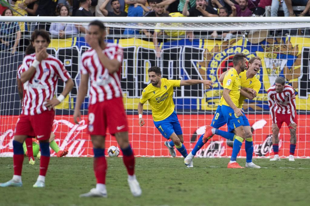 ¿Y Choco Lozano? Cádiz venció al Atlético de Madrid con gol a los 98 minutos