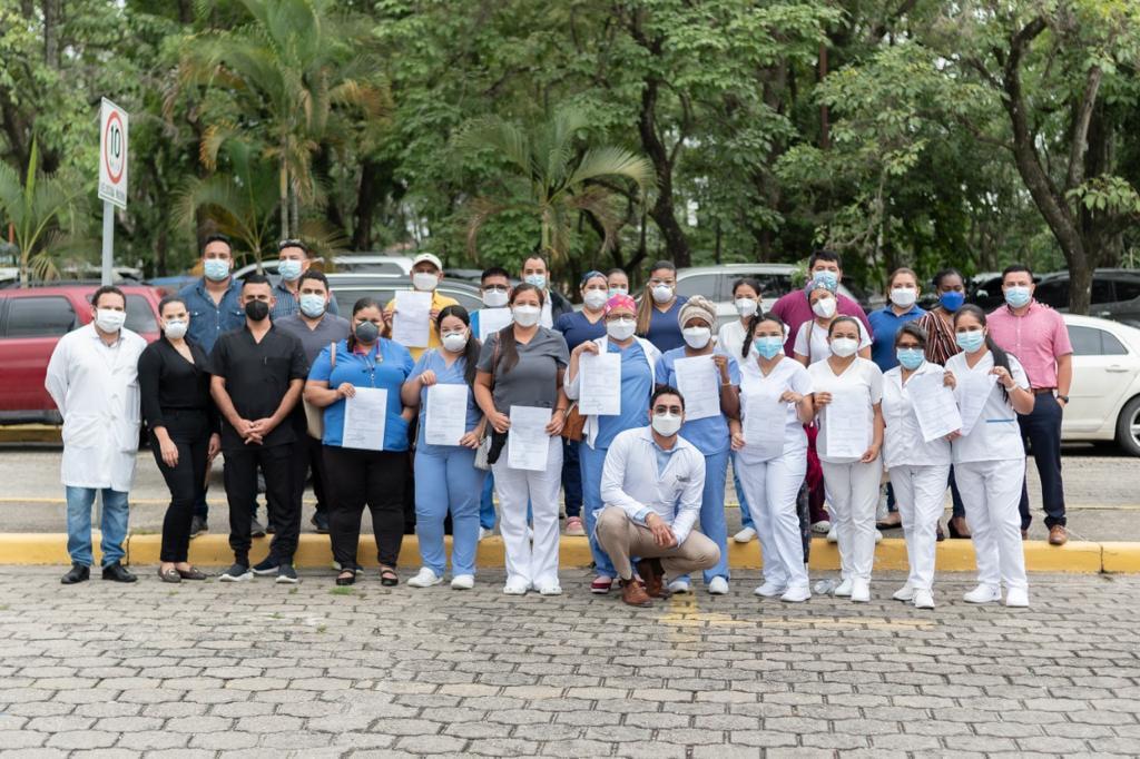 El médico agradece el esfuerzo de toda la plantilla del hospital.